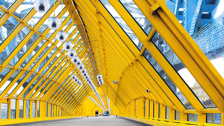 Estructura de construcción amarilla